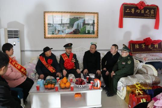 宁晋县退役军人事务局为“陆军先锋”王天洋家庭送喜报（县政府网站）2.jpg